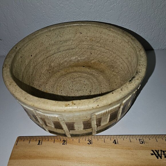 Beautiful Handmade Cream Colored Pottery Bowl 5.5 x 2" Signed - Picture 5 of 9